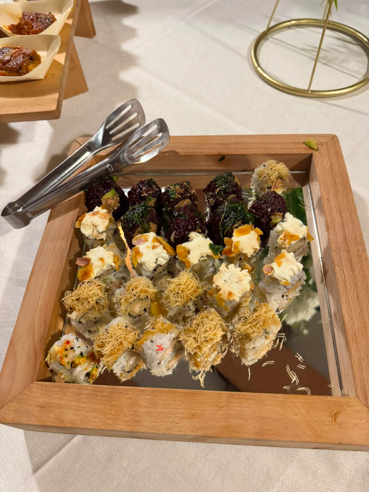 Vassoio in legno con finger food e antipasti preparati per il buffet