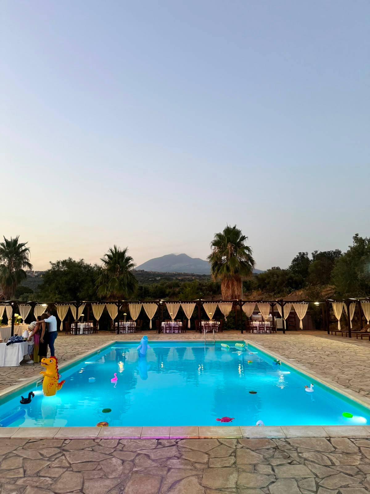 La piscina di sera con decorazioni galleggianti per una festa