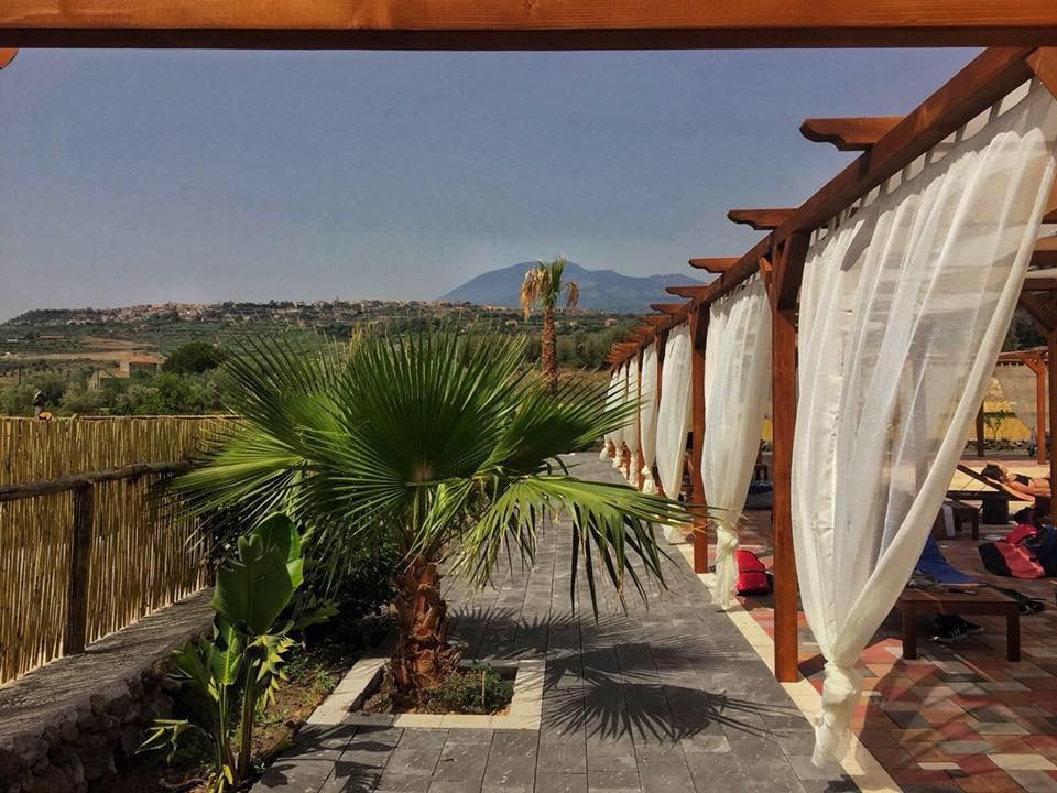 La vista dal pergolato su palme, campagna e Santa Maria di Licodia